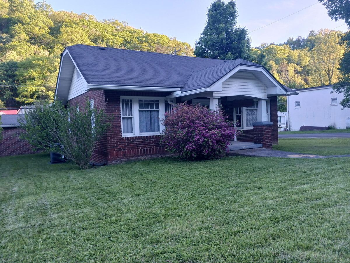 902 Oak Street, Cumberland, KY 40823 — primary photo
