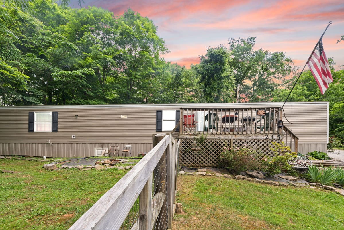 215 Lakeview Avenue, Burnside, KY 42519 — primary photo