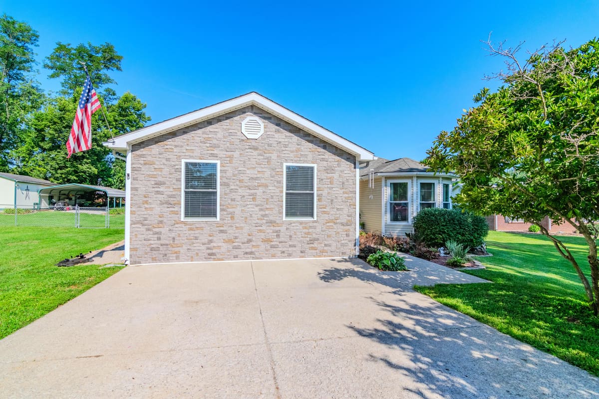 1667 Old Frankfort Road, Lawrenceburg, KY 40342 — primary photo