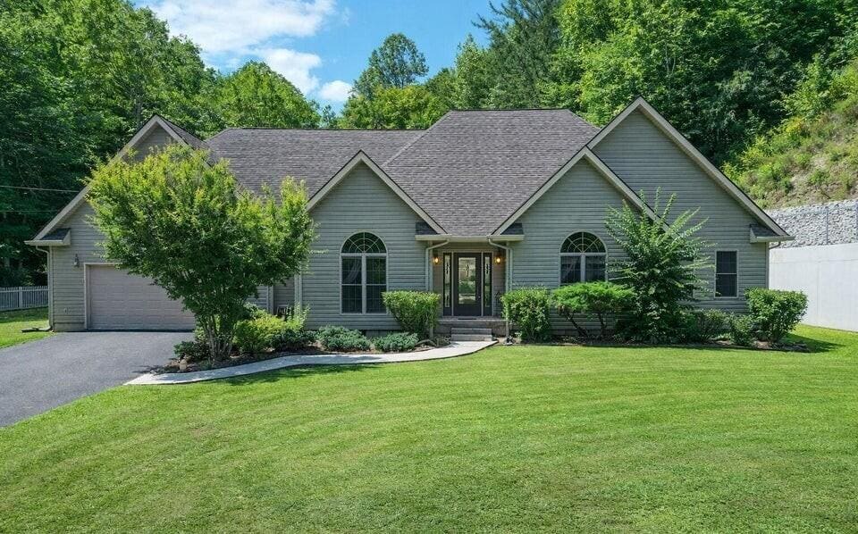 239 239 Sulphur Springs Rd Road, Cranks, KY 40820 — primary photo