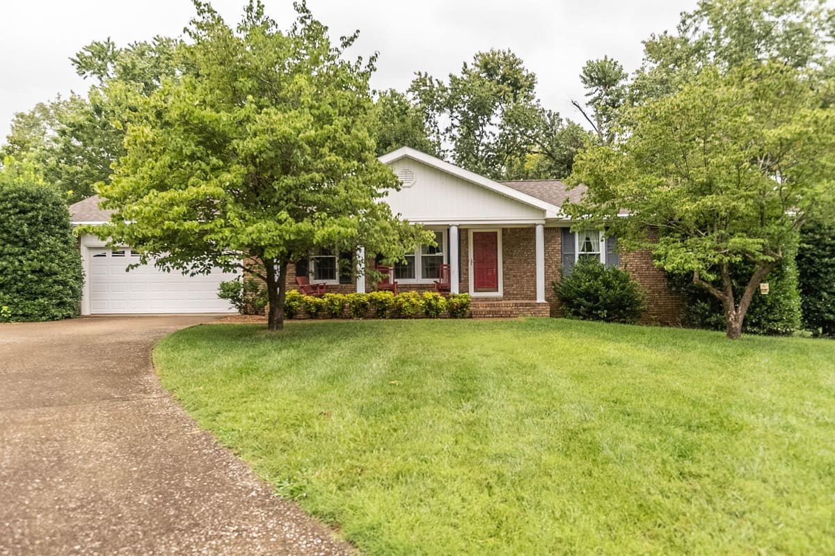 302 Springmont Drive, Hopkinsville, KY 42240 — primary photo