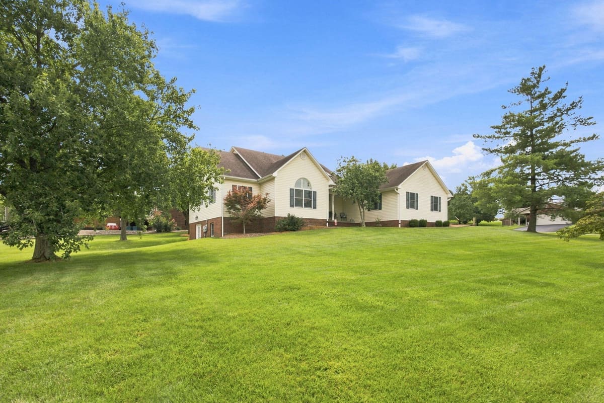 843 Beaumont Avenue, Harrodsburg, KY 40330 — primary photo
