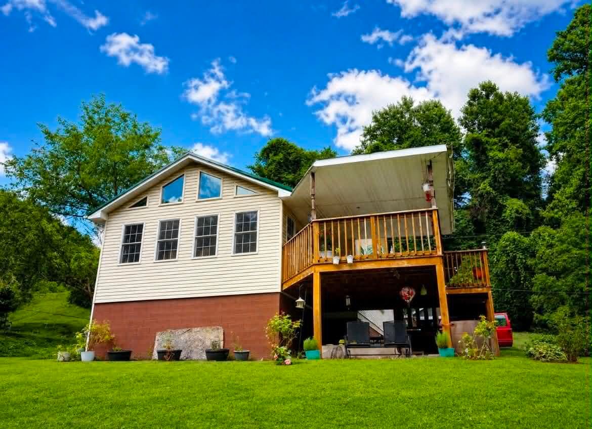 2036 Kentucky 215, Evarts, KY 40828 — primary photo