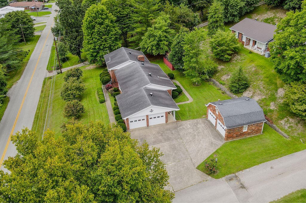 222 N Court Street, Irvine, KY 40336 — primary photo