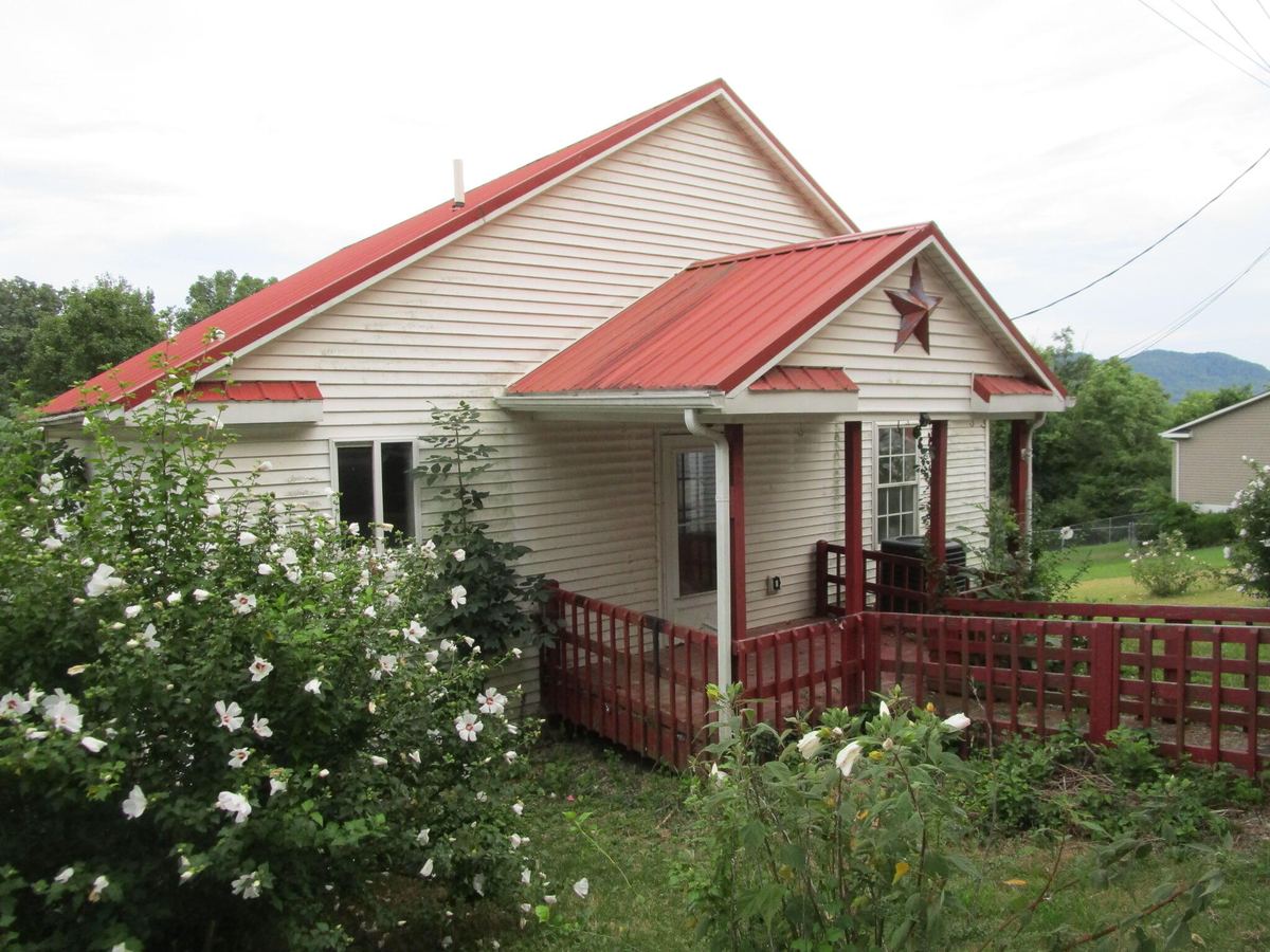 307 Cardinal Court, Irvine, KY 40336 — primary photo