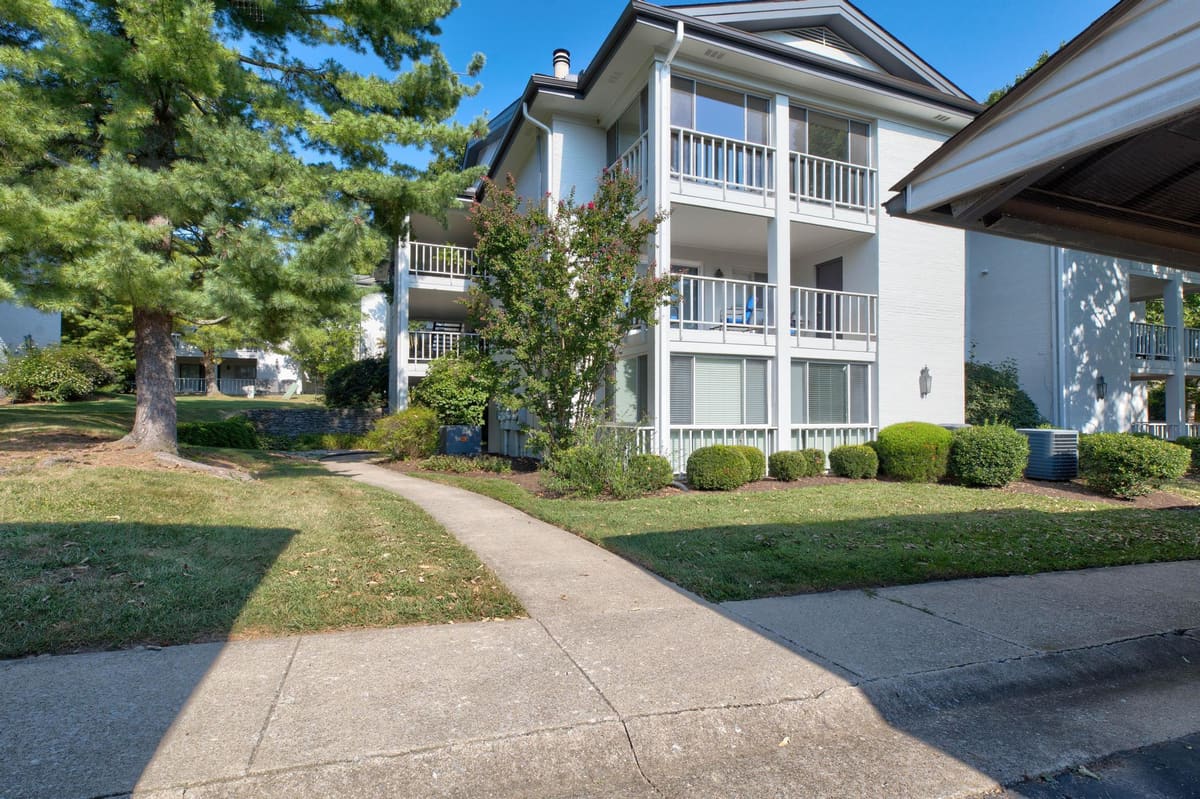 395 Redding Road 242, Lexington, KY 40517 — primary photo