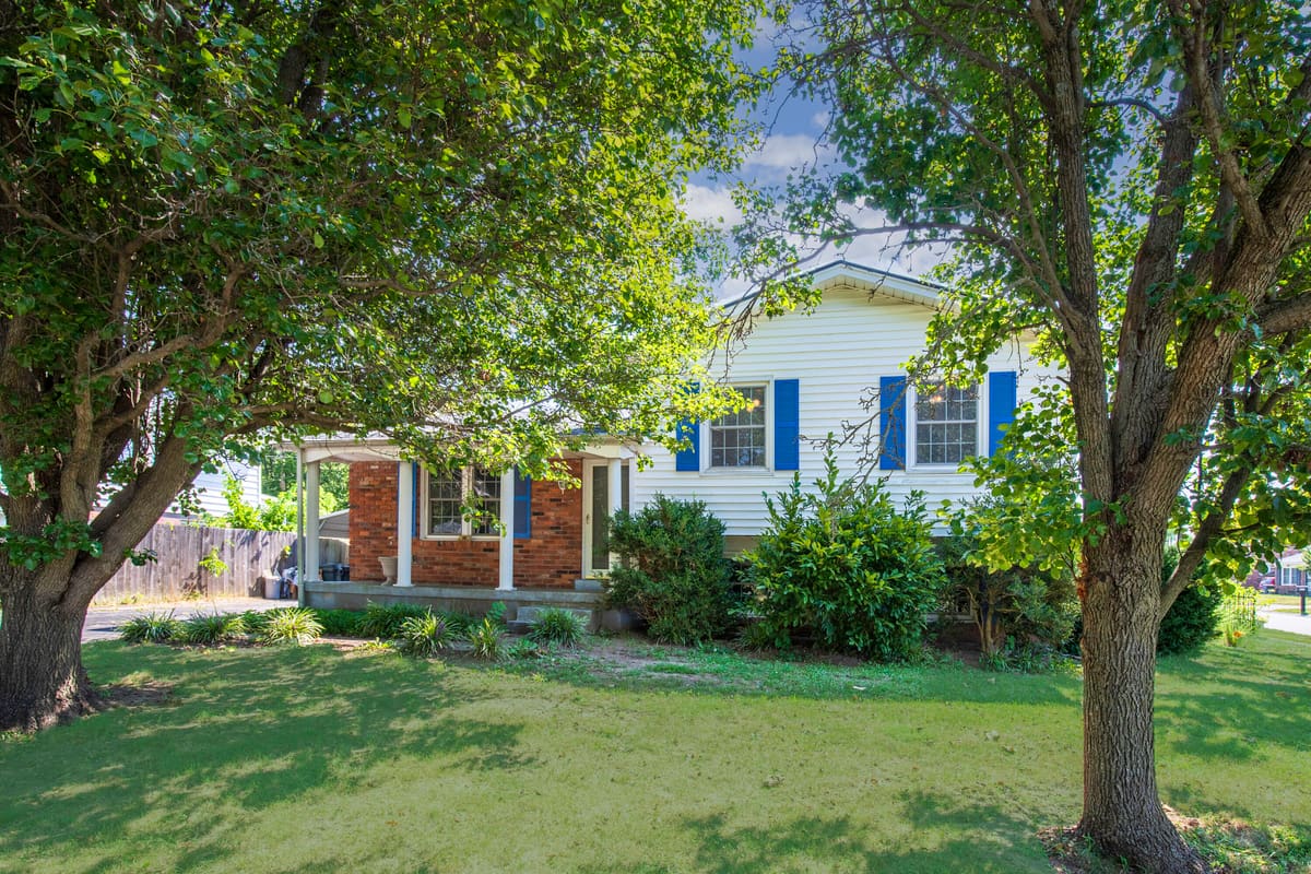 102 Merewood Drive, Versailles, KY 40383 — primary photo