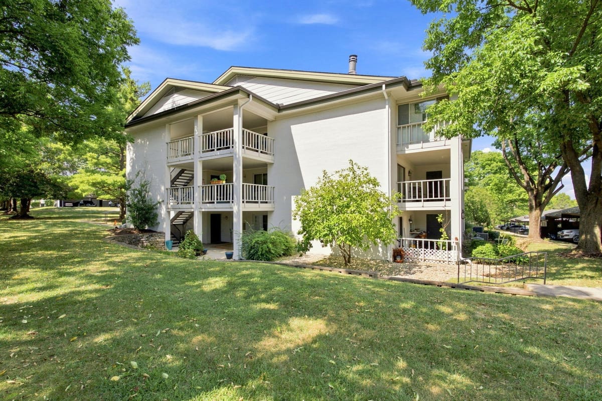 395 Redding Road 213, Lexington, KY 40517 — primary photo