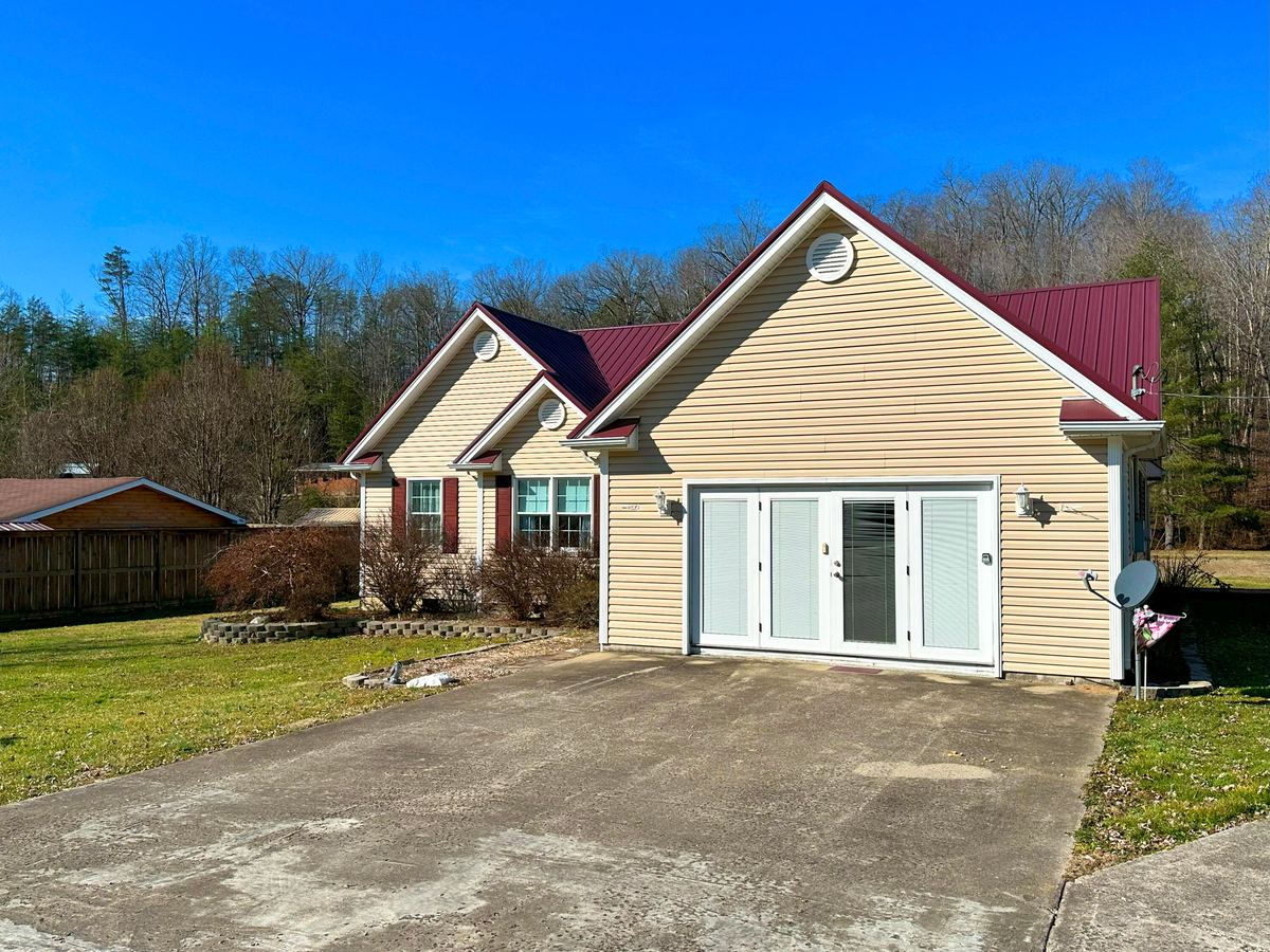 829 Boone Creek Road, Stanton, KY 40380 — primary photo