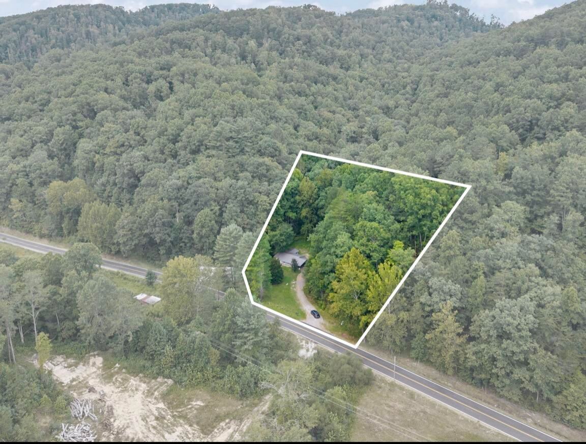 6026 6026 State Highway 221, Bledsoe, KY 40810 — primary photo