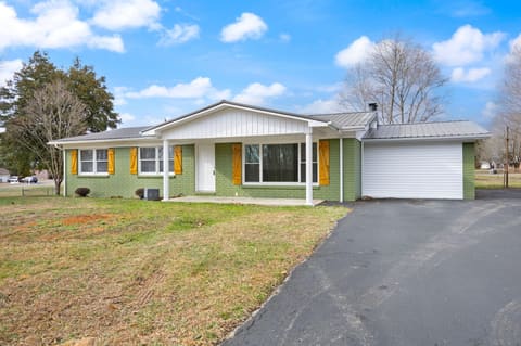 157 Shawnee Avenue, Russell Springs, KY 42642 — photo 2