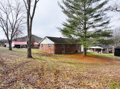 201 Scott Court, Irvine, KY 40336 — photo 2