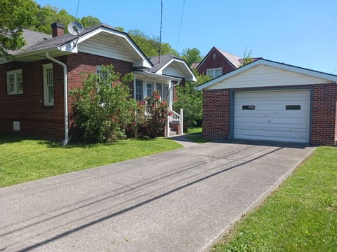 902 Oak Street, Cumberland, KY 40823 — photo 2