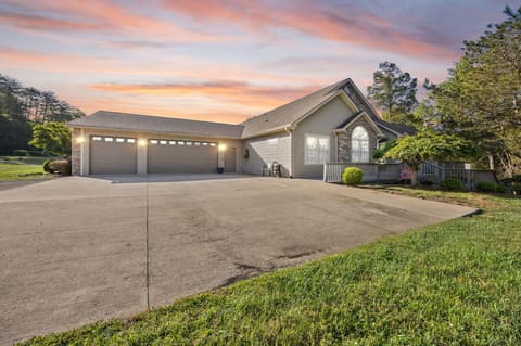 512 W Canterbury Drive, Bronston, KY 42518 — photo 2