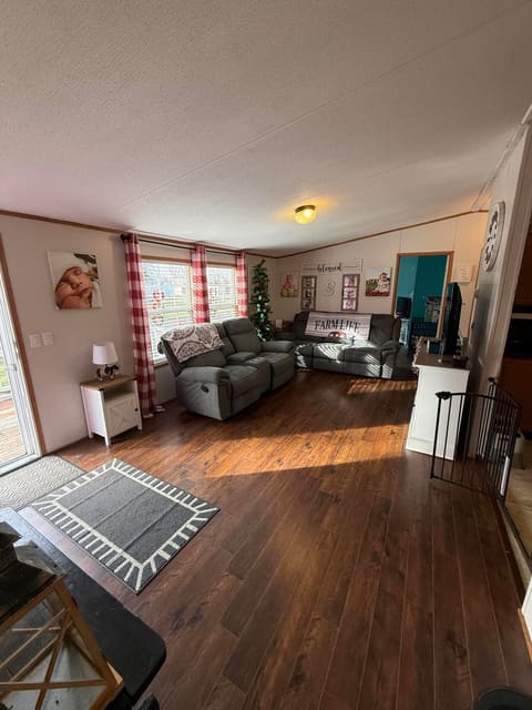 136 E Railroad Street, Hustonville, KY 40437 — photo 2