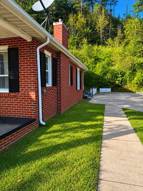 1426 Kentucky 40, Staffordsville, KY 41256 — photo 2