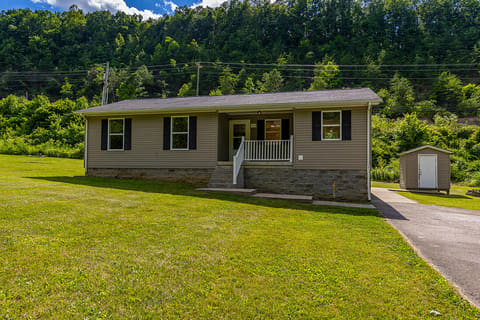 566 Lantern Way, Frenchburg, KY 40322 — photo 2