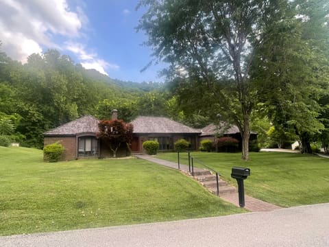 859 Woodland Hills, Harlan, KY 40831 — photo 2