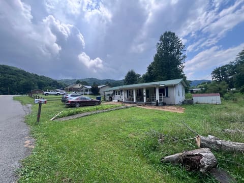 712 Balmoral Road, Middlesboro, KY 40965 — photo 2