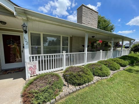 102 Maplewood Drive, Lancaster, KY 40444 — photo 2