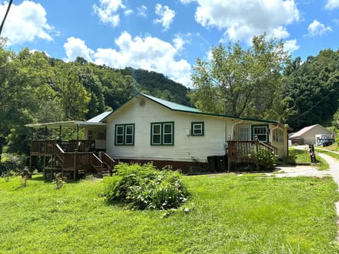 2036 Kentucky 215, Evarts, KY 40828 — photo 2
