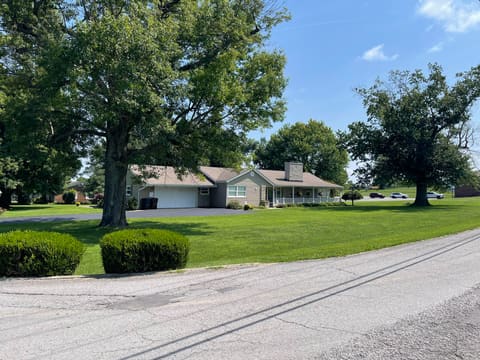102 Maplewood Drive, Lancaster, KY 40444 — photo 2