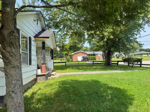 403 Ridgewood Avenue, Monticello, KY 42633 — photo 2