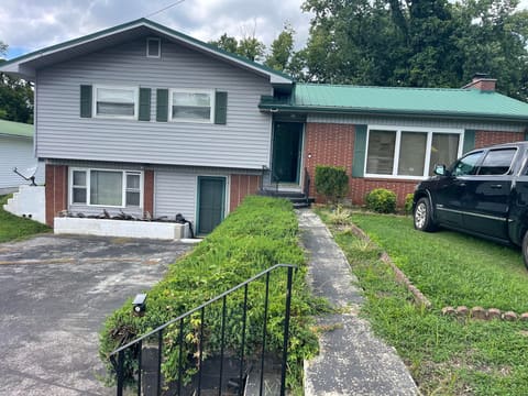 1102 W Chester Avenue, Middlesboro, KY 40965 — photo 3