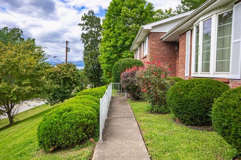 222 N Court Street, Irvine, KY 40336 — photo 5