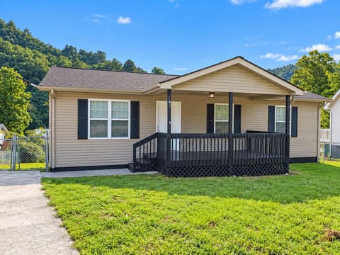 140 140 Station Ln Lane, Harlan, KY 40831 — photo 2