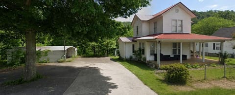 192 N Buckingham Avenue, West Van Lear, KY 41268 — photo 2