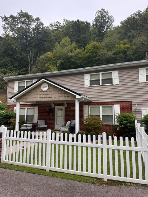 165 Preston, Paintsville, KY 41240 — photo 2