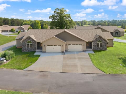 118 A W Canterbury Drive, Bronston, KY 42518 — photo 3
